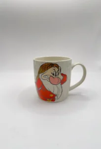 taza-de-ceramica-con-tapa-y-caja-de-regalo-blancanieves-y-grunon-385-ml